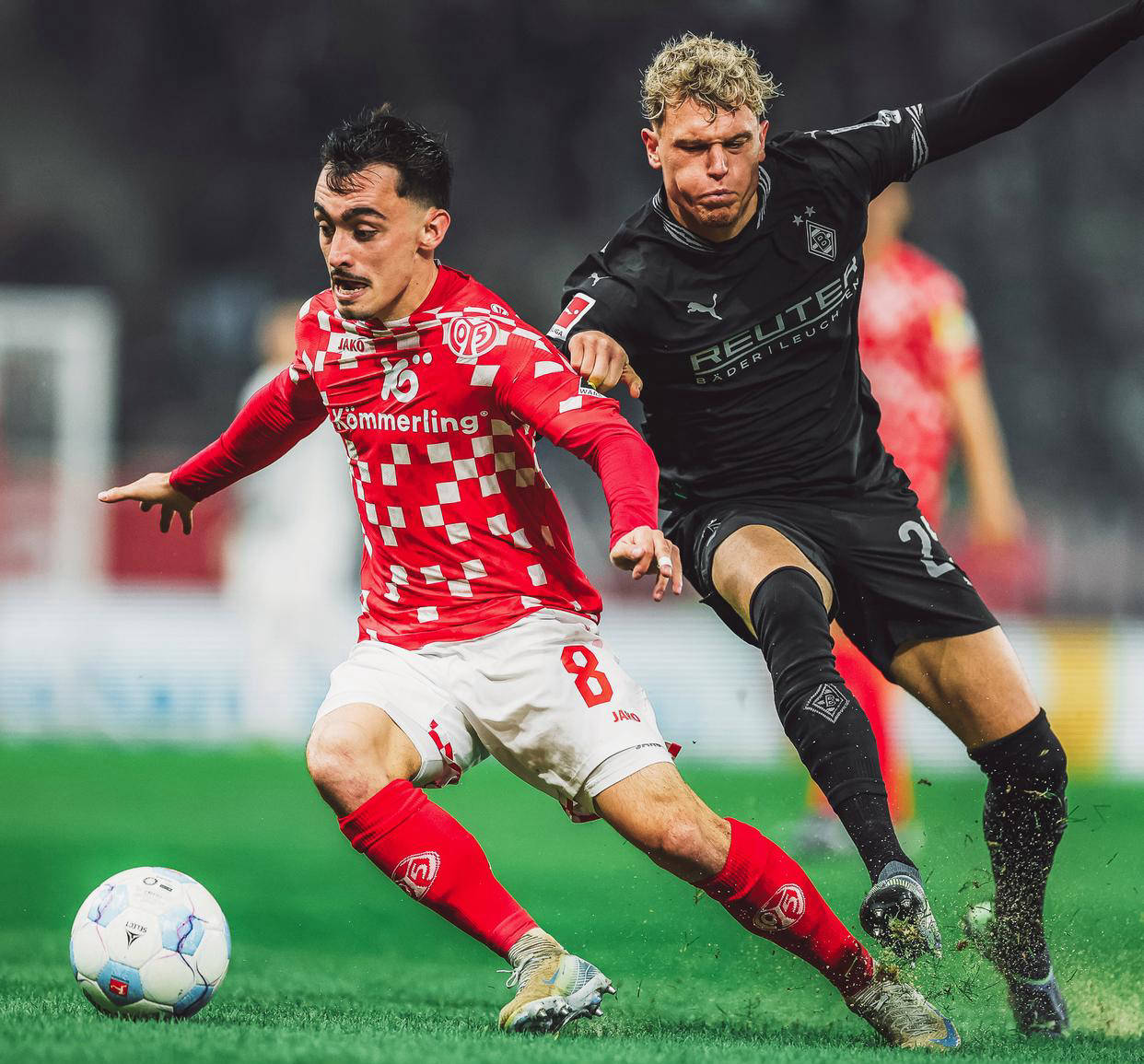 德甲比赛中，精彩反击和战术变革成为焦点的简单介绍