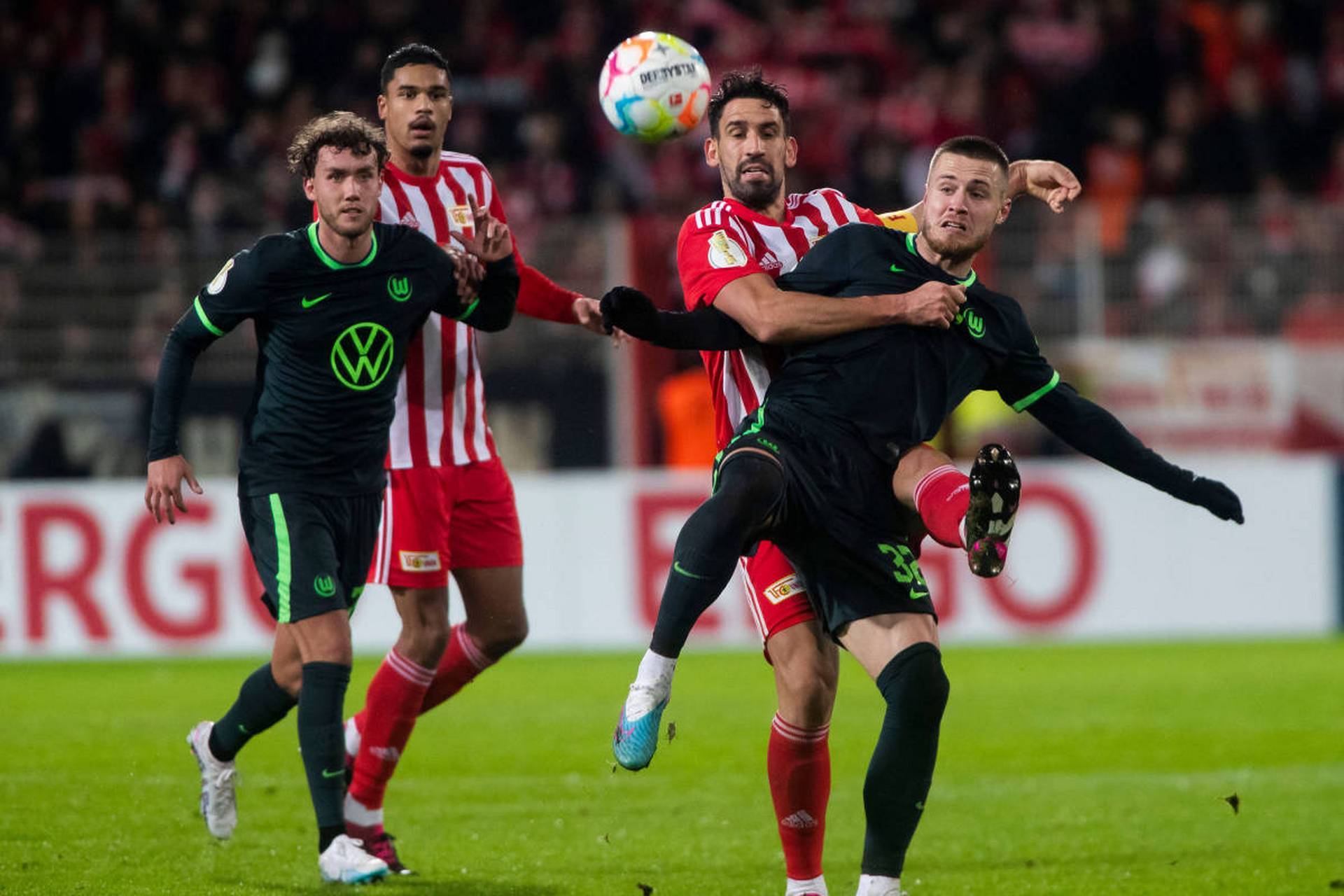 德甲比赛中，精彩反击和战术变革成为焦点的简单介绍