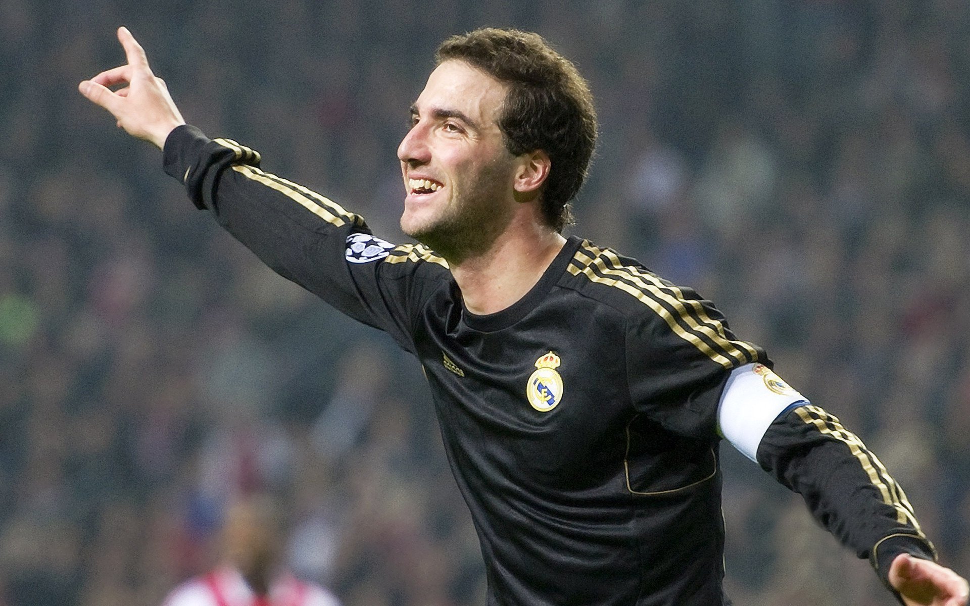 星空体育在线官网-拜仁慕尼黑客场击败亚特兰大，向小组出线迈进，拜仁慕尼黑客场队服