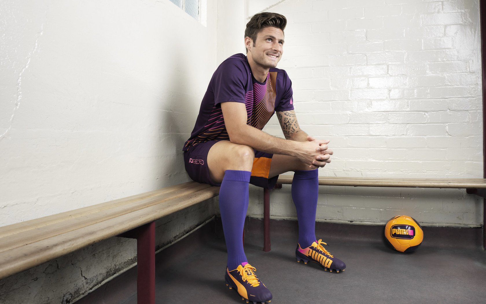 星空官网-莱切斯特城中场马迪逼抢成功，助球队转化进攻，莱切斯特ds